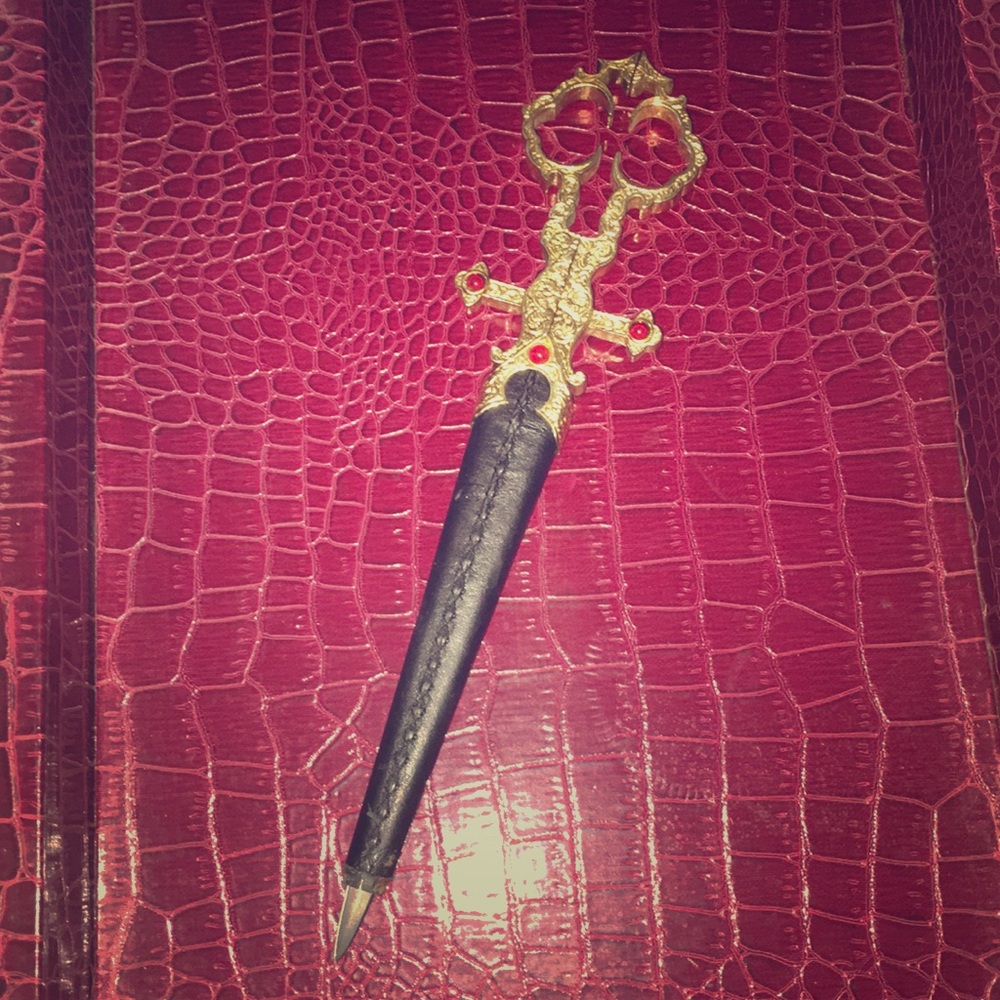 Ladies ‘scissors’ dagger - Picture 2 of 3